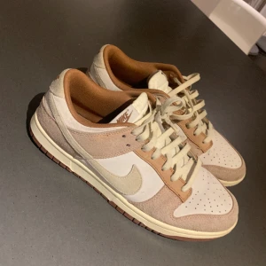 Nike dunk low - Knappt använda. Nike dunk curry storlek 45. Fler bilder vid intresse. Nypris ~ 2000. Öppen för att diskutera priset. Skosnörena har små fläckar men kan skicka med helt nyköpta vita skosnören.