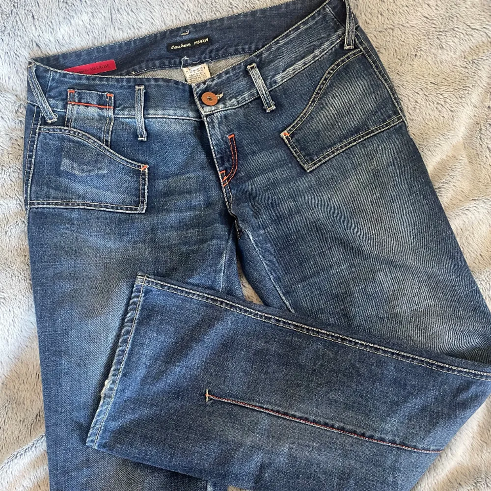 Sjuuuuukt coola utsvängda low waist jeans från Guess!! Tyvärr passar de inte mig så får lov att sälja vidare dem! Älskar alla detaljer så mycket 😍 Står ”32” på lappen så det är midjemåttet alltså <3. Jeans & Byxor.
