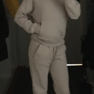 Tracksuit  - Säljer ett beige set med hoodie och byxor som tyvärr är för små. Båda 8€/90sek och bara en av dom 5€/56sek. Läs bio och om du inte köper båda skriv till mig. Hoodien är storlek 134/140 och byxorna är 146/152.