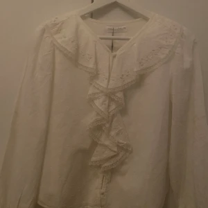 zara blus - Säljer denna söta blusen från Saras baenanvändning då den aldrig kommit till någon användning! Prislappen är kvar!😊🙏