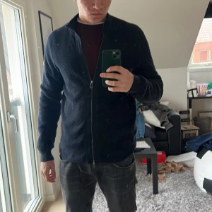 Belstaff Cardigan - Tja säljer min cardigan som är två år gammal. Använd endast två gånger därav otroligt bra skick. Modellen är 187 skulle dock rekommendera för längre än 187. Har ni funderingar tveka inte på att höra av er!