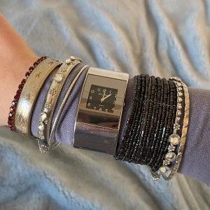 Vintage klocka silver  - Mycket bra skick men behöver ett nytt batteri! Vet inte riktigt hur jag ska mäta den så lite svårt att avgöra storlek 