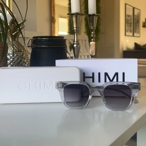 Chimi glasögon - Chimi 04 gray. Använda ett fåtal gånger och har inte några repor. Har alltid legat i fodralet. Allting ingår på bild 3.