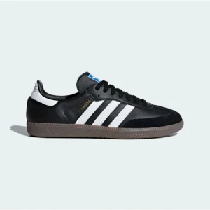 Svarta adidas samba  - Säljer mina sambas som jag köpte hösten 2022, använda men i fint skick utvändigt, dock sliten sula💘💘 storlek 42 men passar mig som brukar ha 40-41! skriv för mer frågor eller bilder🙌🙌