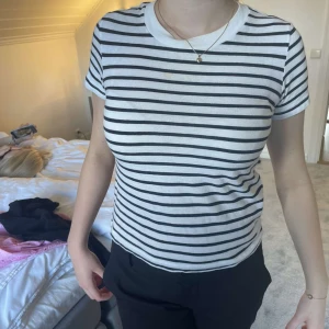 Randig tröja - Säljer denna randiga tröja från zara. 