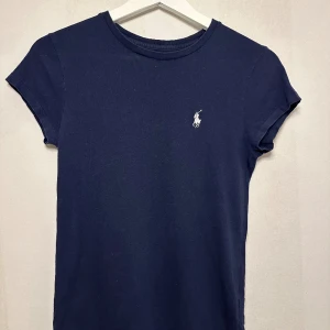 Ralph Lauren t-shirt  - Väl använd Ralph Lauren T-shirt 