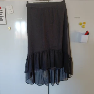 Ny kjol från Capri collection - Stirl S Resår bak i midjan Längre bak än fram Istydd underkjol Volang nedtill 