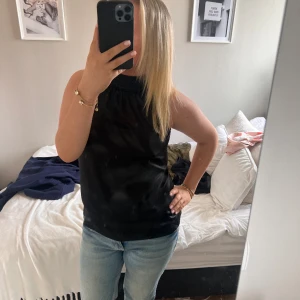 Fest topp - Säljer den skitsnygga fest topp då den ej passar längre, tröjan har ett litet stäck i sig där en tråd har gått (skriv för bild) men ingen som syns så mycket💞 st 36 och sann i storlek💓