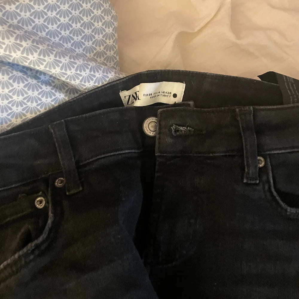 Ett var low waist BOOTCUT jeans från zara. Jättefina,säljs då dem är för stora för mig. Samma jeans som på bilden fast annan storlek (strl 32 på bild). Säljs inte längre.. Jeans & Byxor.
