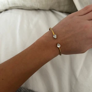 Caroline svedbom armband - Säljer detta jättesöta Caroline svedbom armband. Använt några gånger men i fint skick. Nypris ca 500 säljer för 350. Det är justerbart. 