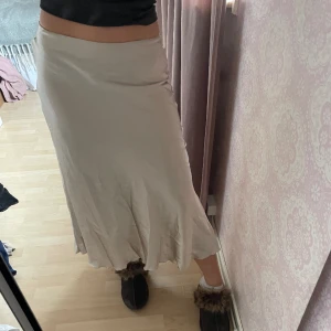 Satinkjol - Jättefin långkjol från Lager 157. Storlek S. Så fin champange färg till sommaren💖💖 Frakt tillkommer