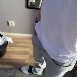 Replay Anbass - Säljer dessa gråa replay anbass slim fit i storlek 32/32. Säljer pga att de sitter lite för stort på mig. Vid ytligare frågor eller behov av fler bilder är det bara att kontakta.