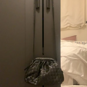 Bottega liknade väska  - Hej, säljer min skit snygga Väska. Nästan helt oanvänd. Köpte för jätte länge sedan men glömt bort att jag hade den. Pris kan diskuteras❤️❤️