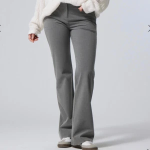 Weekday gråa kostym byxor - Dom gråa Kate kostym byxorna från Weekday i storlek 42. Oanvänd med lappen kvar och allt. Orginalpris är 590kr