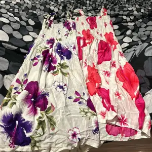 Två fina klänningar från Thailand,helt oanvända,fick dem av min morfar men dem är inte riktigt min stil,det står ej någon storlek men dem passar xs bäst men även S. Köp en för 55 elelr två för 99