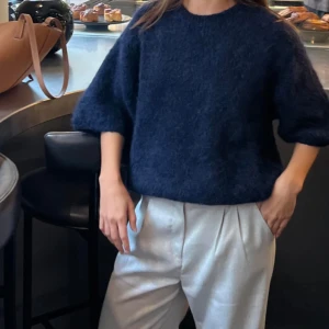 Trekvartsärmad stickad tröja  - Säljer nu den här mysiga trekvarts tröjan från design by si. Den är bara testad och lappen sitter kvar🩷 Tryck gärna på köp nu😊