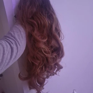 Lockig peruk ombre  - Värmetålig peruk som du enkelt sätter på med hårbandet utan att skada ditt eget hår! Vi har flera färger och kan även beställa in äkta hår som är limfria. 