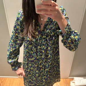 Blommig klänning - Super fin blommig klänning bara använd vid något enstaka tillfälle! Så fin och luftig till i sommar!  