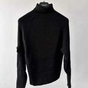 Stone Island turtleneck i svart Storlek XXL men känns som XL Sparsamt använd