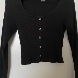 Svart tröja från Gina tricot i storlek M men passar även S💗💗köparen står för eventuell frakt.