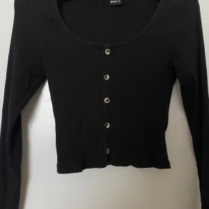 Svart tröja - Svart tröja från Gina tricot i storlek M men passar även S💗💗köparen står för eventuell frakt.