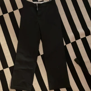 Dickies byxor  - Säljer mina knappt använda dickies 874 brallor pga att de är för små för mig. Byxorna är i bra skick, ser ej ut som att de är använda.