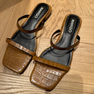  sandaler mango - Säljer dessa sandaler från mango då de inte kommer till användning. Använd ca 1-2 gånger. Passat perfekt till sommaren! 