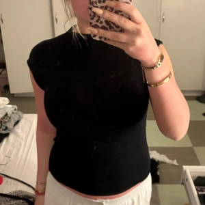 Trendig tröja  - En super snygg tröja med högre krage. Köpt från missäy. Nästan aldrig använd. 