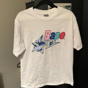 Bape T-shirt  - Super fet bape t-shirt som dessvärre inte passar mig. Tröjan är storlek L men passar S/M då de är asiatiska storlekar. Bara testad, aldrig använd ute. Kontakta gärna för frågor :)