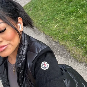 Moncler cardigan  - Helt ny! Nypris 11.000kr Mitt pris: 4200kr kan gå ner vid snabb affär 