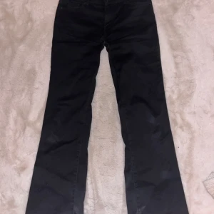 Svarta jeans - Svarta utsvängda jeans ifrån Vero Moda i väldigt bra skick!🩷