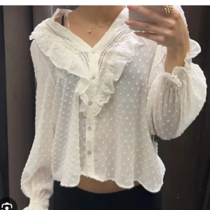 Zara blus - Säljer min så fina sommar blus från zara som är köpt här på Plick och tyvärr inte passar mig. 