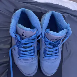 Air Jordan 5 Retro ”UNC University Blue” säljes! Kommer med original kvitto, samt box och wrapping paper. Har haft på mig de  4 gånger och det har varit på torr mark på sommarlovet (Kan tvättas o rengöras enligt förfrågan!) Size: 11 (Sverige: 44)