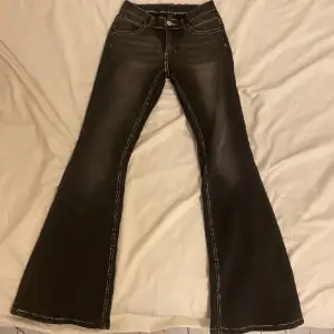 Snygga bootcut jeans! Inte mycke använda, måttena är: midja 32cm och innerbenslängen 75cm 💗