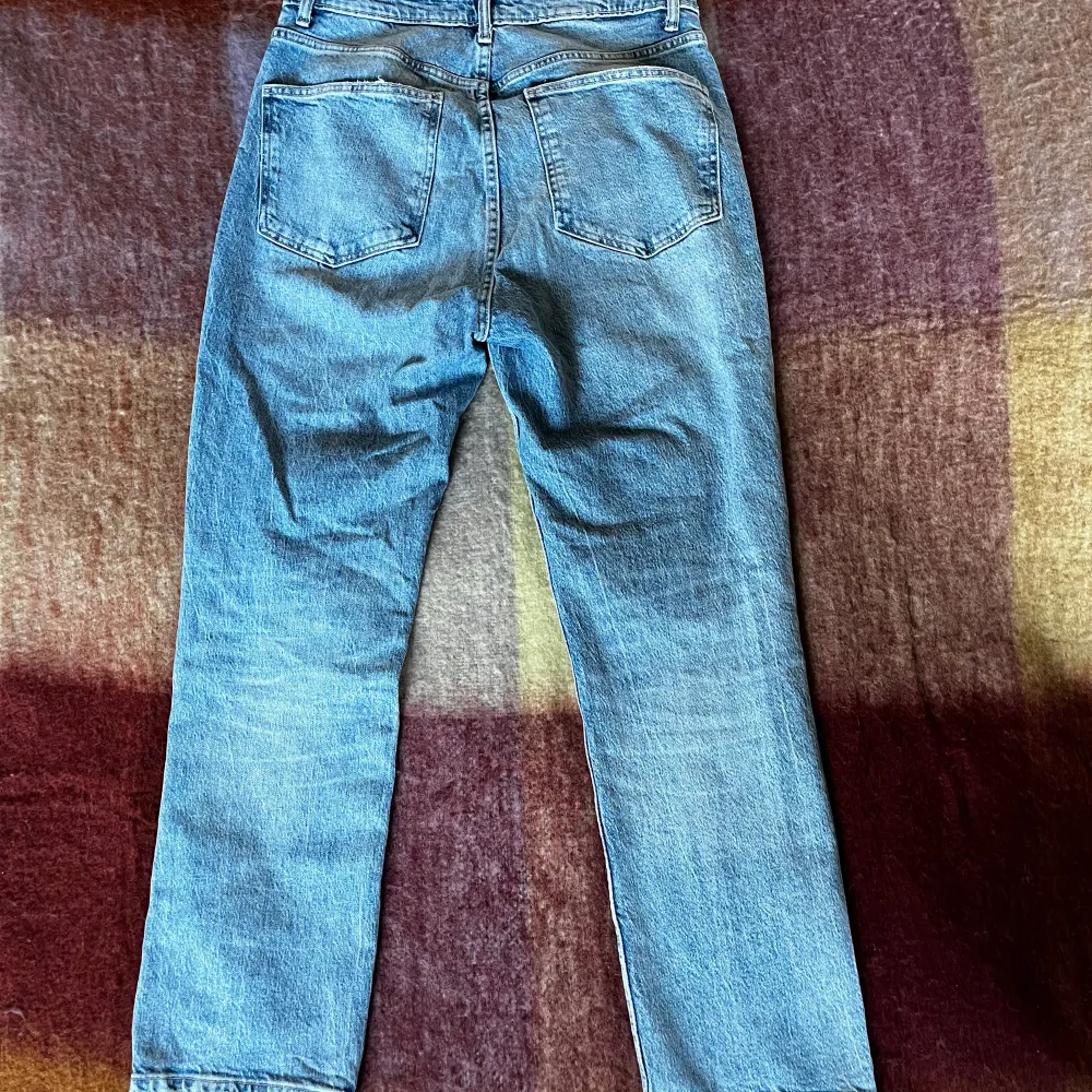 Jeans från Zara i storlek 42, men skulle säga att de passar 40 bättre. Knappt använda. Jeans & Byxor.