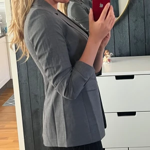 Grå kavaj - Grå kavaj från MQ använd fåtal gånger, har varit nerpackad därav lite skrynklig💕