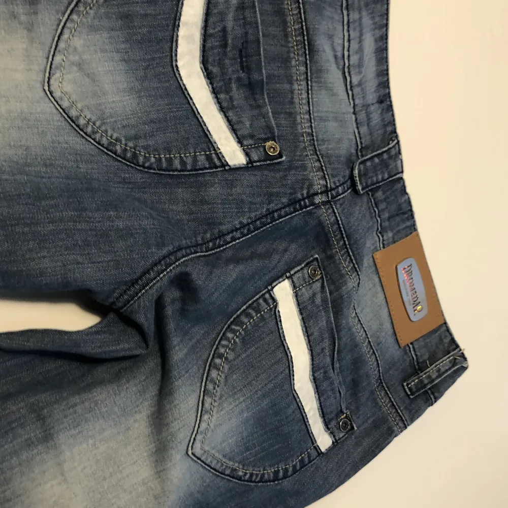 Skitsnygga lågmidjade jeans tyvärr är de för små på mig så måste sälja tyvärr. De liknar evisu lite och är bootcut😍 har även så coola detaljer.. Jeans & Byxor.