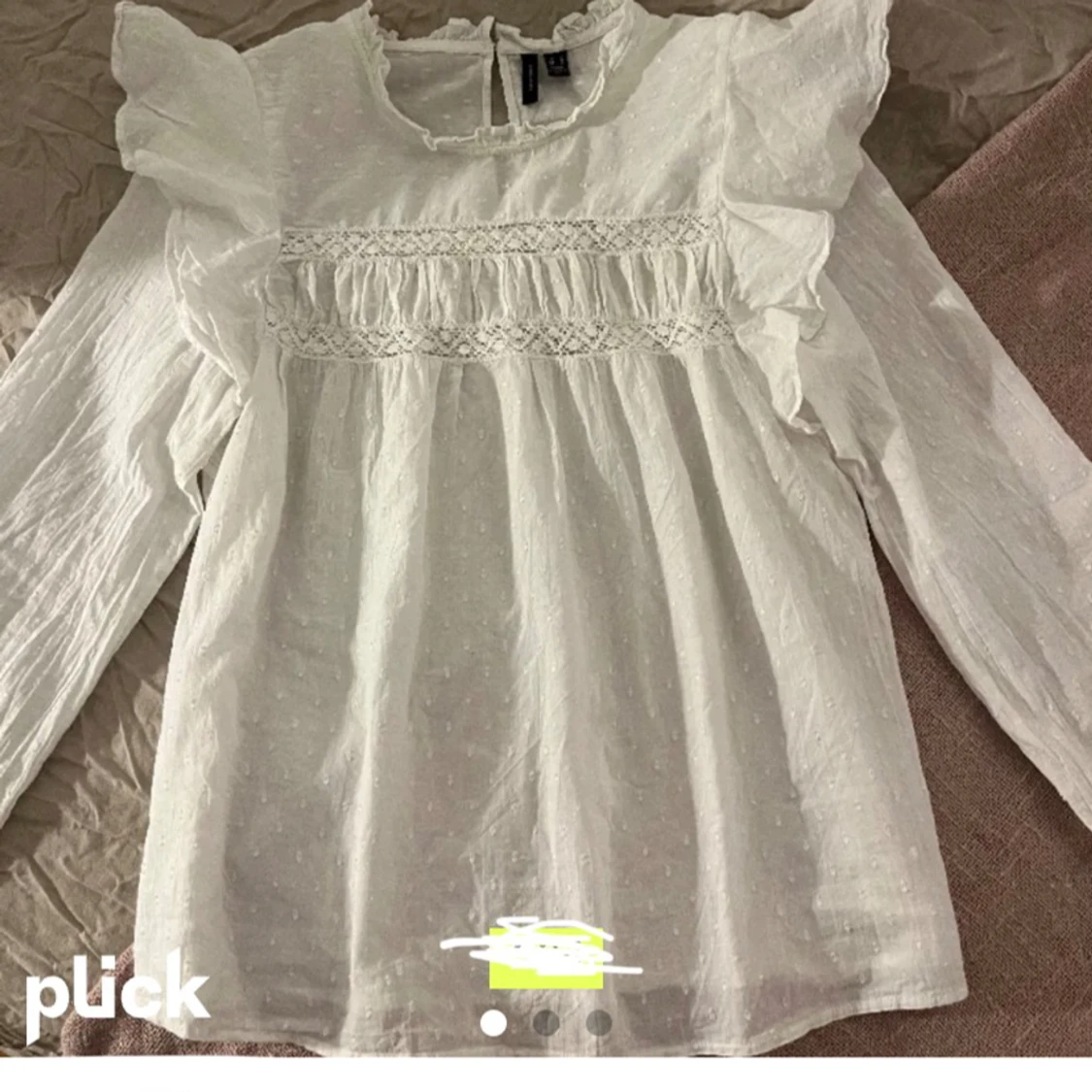 Vit blus med volanger