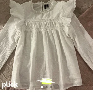 Vit blus med volanger - Obs inte min bild! Säljer denhär blusen som jag köpte här på Plick. Har aldrig använt den och den är i fint skick. Säljer eftersom den tyvärr var för stor för mig💗från början från Vero Moda.