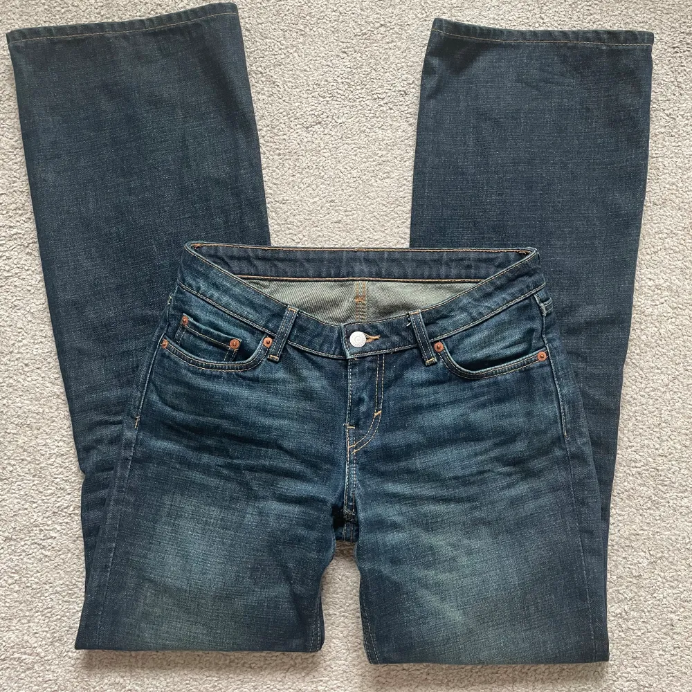 mörkblåa weekday jeans i modellen nova som är använt fåtal gånger. väldigt lågmidjade. nypris 600!. Jeans & Byxor.