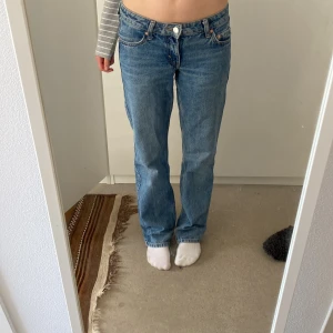 Jeans weekday  - Snygga lågmidjade jeans från weekday! Modell arrow! 