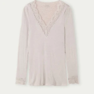 Intimissmi  - Säljer min jätte fina Intimissmi tröja i beige eftersom den inte kommer till användning❤️den har inga defekter❤️kontaka om ni har några frågor eller vill ha privata bilder❤️