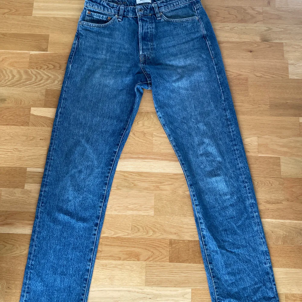 Säljer nu ett par blå Jack & Jones Chris-Loose fit jeans. Jeansen är i fint skick och är i storlek 30/34. Hör gärna av er vid intresse och frågor!. Jeans & Byxor.