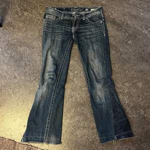 Miss me jeans  Används inte längre eftersom att de är för korta. Passar någon som är ca 1,60cm  Högra bakfickan saknar detalj men är inte jätte tydligt. Omsydda till bootcut. Är lågmidjade Passar mig som är storlek s i jeans. Pris kan diskuteras