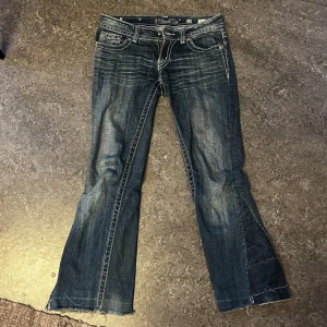 Miss me jeans  - Miss me jeans  Används inte längre eftersom att de är för korta. Passar någon som är ca 1,60cm  Högra bakfickan saknar detalj men är inte jätte tydligt. Omsydda till bootcut. Är lågmidjade Passar mig som är storlek s i jeans. Pris kan diskuteras