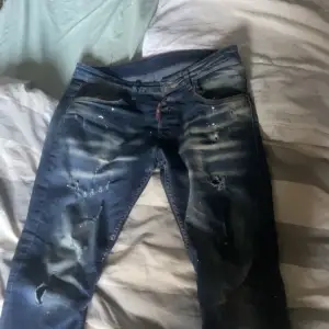 Hej säljer mina Dsq jeans då jag inte använder dom längre finns i Gävle kan postas med postnord spårbart 