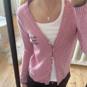 Odd Molly kofta  - Jätte söt rosa Odd molly kofta med knappar och dragkedja längst ner vid ärmarna knappt använd ❤️Säljer då den är för liten 