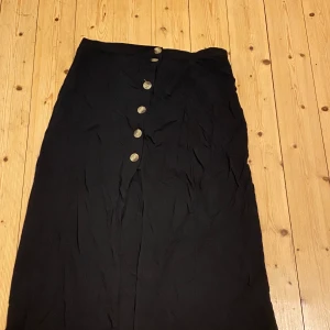 Kjol - Söt kjol med slit och knappar framtill. Är i bra skick. 