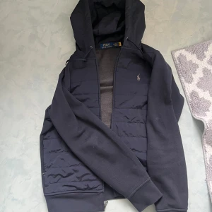 Polo Ralph lauren cardigan - Tja! Den är köpt på polos egna sida för 3000kr och använt den 5 gånger så skicket är som nytt (10/10) giftbox finns och skickas med den såklart. Kvitto finns oxå!!
