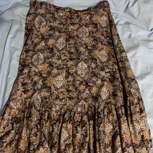 En fin mönstrad vintage kjol som knappt är använd